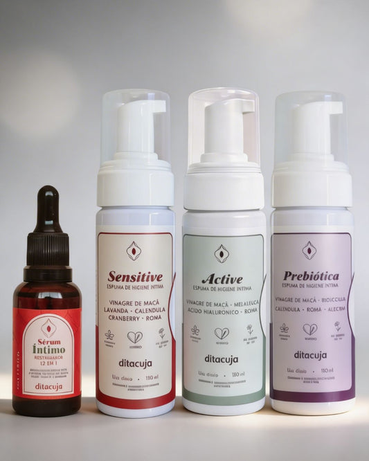 O Kit Descoberta Íntim (Sérum Íntimo 12 em 1, Espuma Active, Espuma Sensitive e Espuma Prebiótica) em embalagens em tons avermelhados, esverdeados e lilás, respectivamente