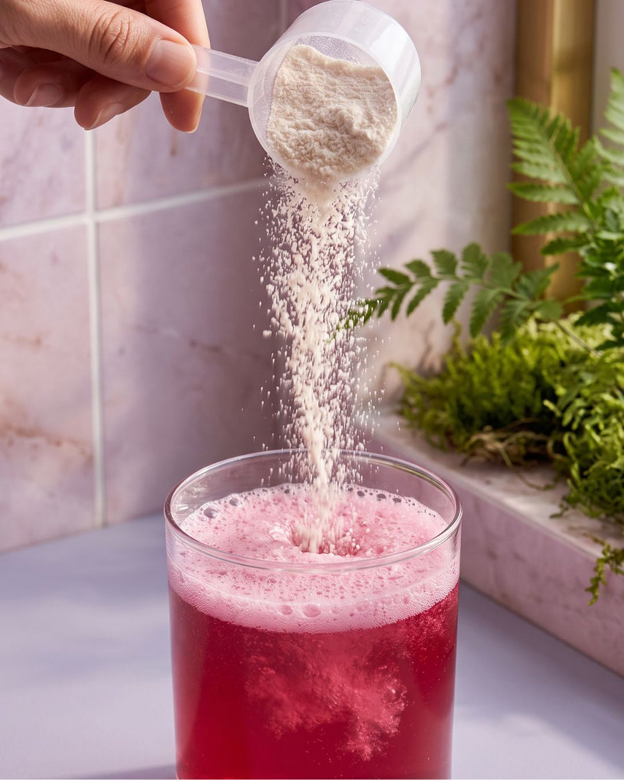 Diluir 1 scoop ao dia na bebida da sua preferência para hidratação da pele e mucosas de dentro pra fora.
