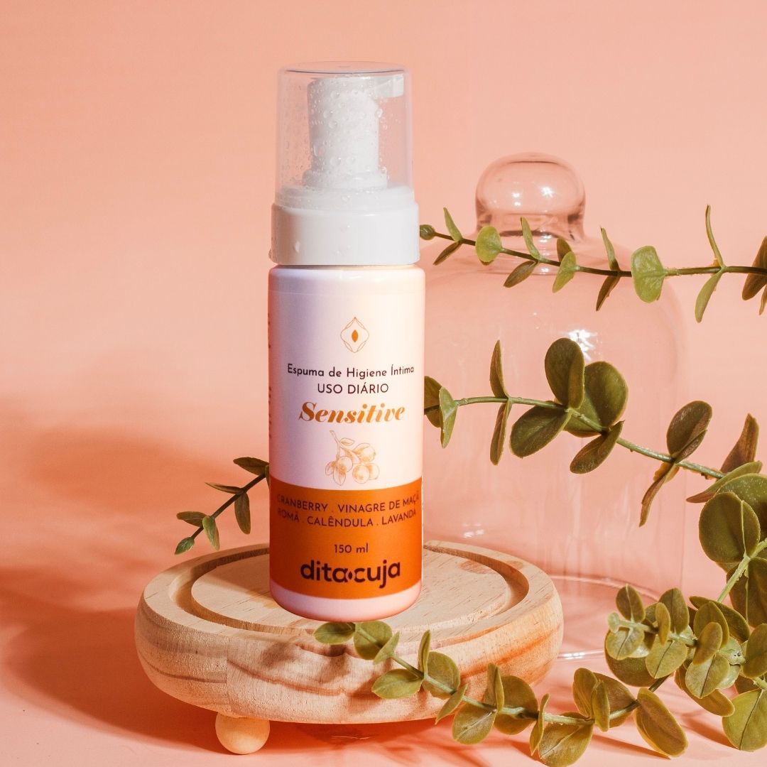 Espuma Sensitive em plataforma de madeira e plantas em volta