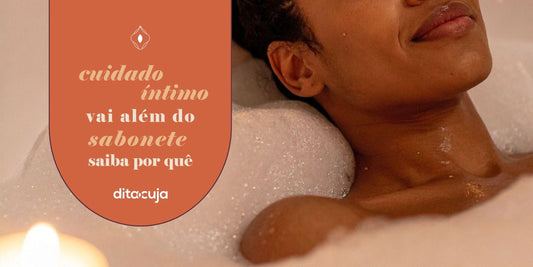 Mulher em banheira ao fundo e e arte em tons de laranja com detalhes sobre cuidado íntimo além do sabonete