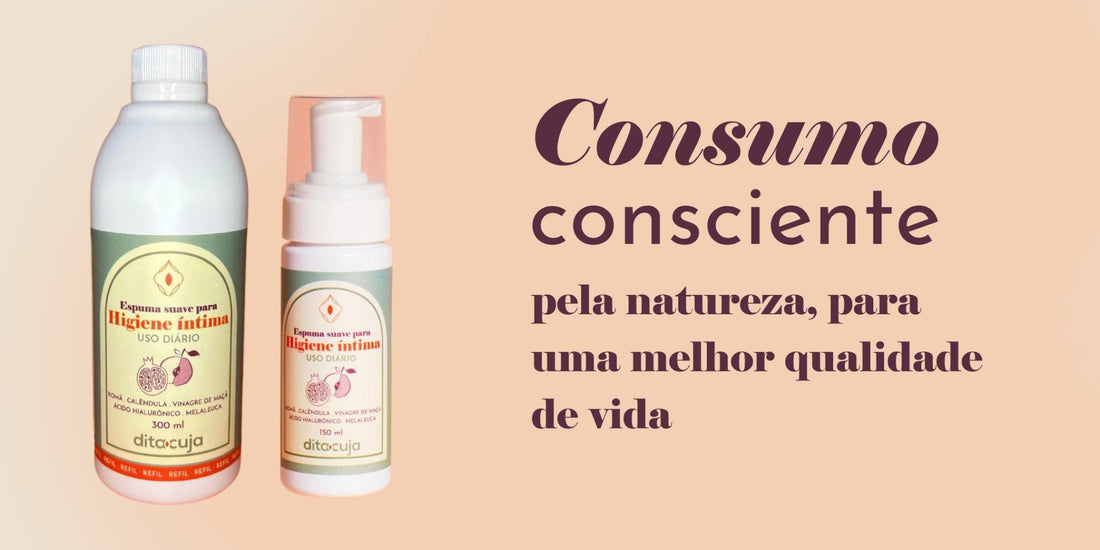 Duas embalagens em diferentes tamanhos da Espuma Íntima em arte de fundo rosa claro e detalhes sobre consumo consciente 