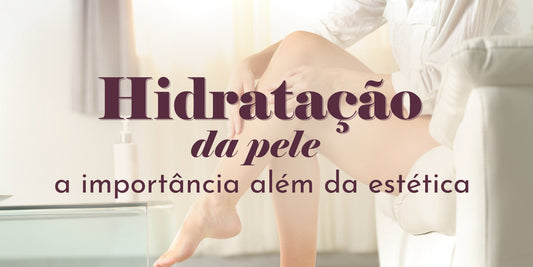 Mulher passando na própria pele ao fundo e detalhes sobre a importância da hidratação da pele 
