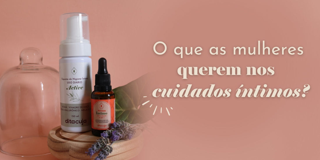 Arte em cor rosa com Espuma Íntima e Sérum Íntimo em plataforma de madeira com lavanda ao seu lado, detalhes em texto sobre o que as mulheres querem nos cuidados íntimos