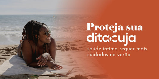 Mulher deitada e sorrindo na praia e detalhes sobre proteger a sua saúde íntima