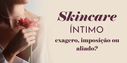 Mulher segurando flor e arte em tons de rosa claro com detalhes sobre skincare íntimo