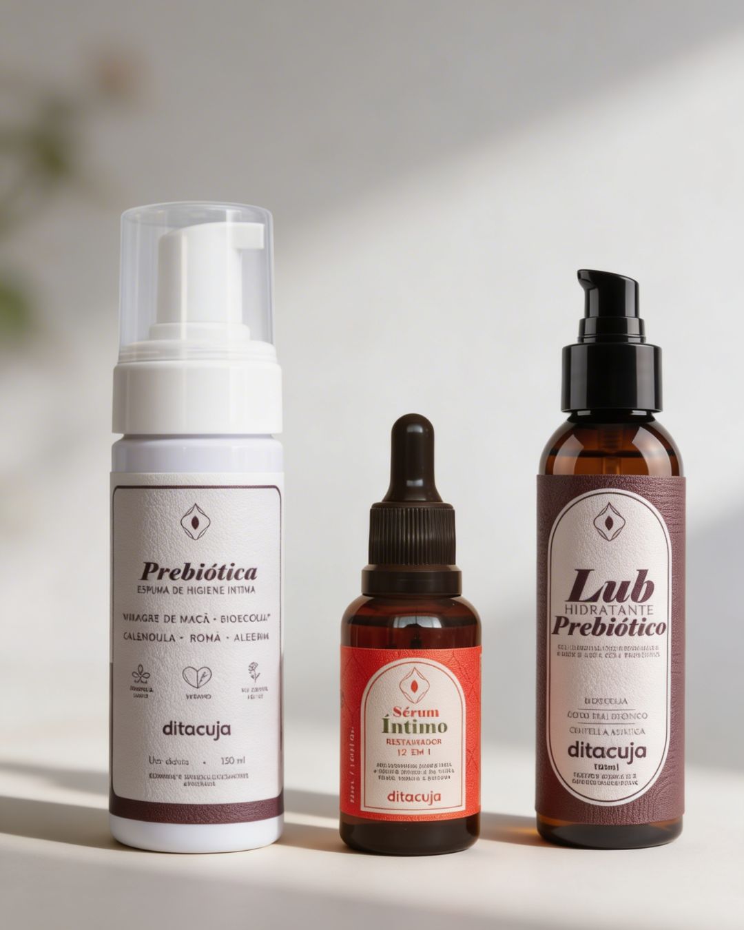 Três produtos Ditacuja em fundo branco iluminado