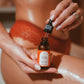 Mulher segurando Sérum íntimo e o abrindo