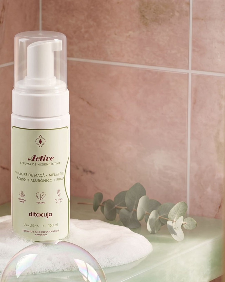 Active: No banho, higienize a vulva com a espuma Active, que contém antimicrobianos naturais e pH equilibrado.