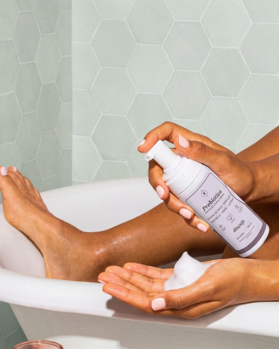 Prebiótica: No banho, higienize a vulva com a espuma Prebiótica, para uma microbiota equilibrada e fortalecida frente a infecções.