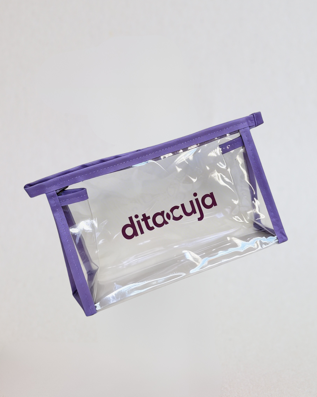 Necessárie da Ditacuja em fundo branco